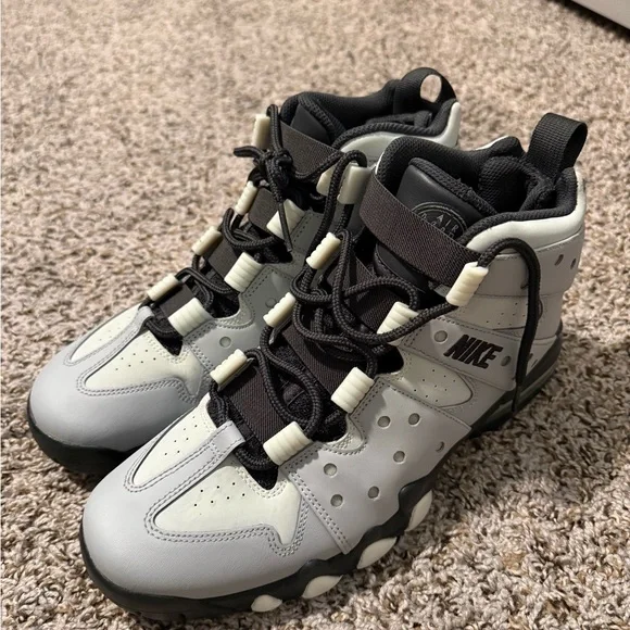 Nike Men’s Black and Gray Shoes - Picture 7 of 10